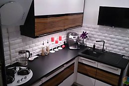Современная кухня 8 кв.м. в барном стиле с кондиционером и креслами