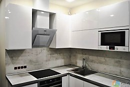 Современный белый кухонный гарнитур со столешницей из