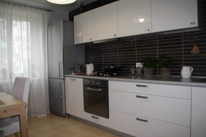 Дизайн прямой белой кухни 10 кв.м (8 фото)
