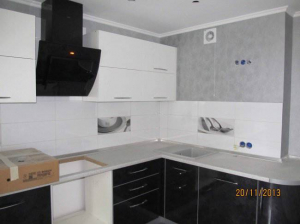 Ход ремонта и дизайн угловой черно-белой кухни в стиле модерн (22 фото)