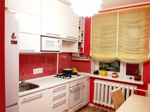 Дизайн белой кухни 7 кв.м с красными обоями (9 фото)