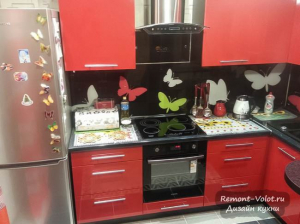 Дизайн красной угловой кухни 10 кв.м. с барной стойкой (6 фото)