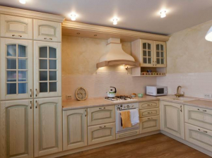 Угловая молочная кухня в классическом стиле с элегантно спрятанным котлом