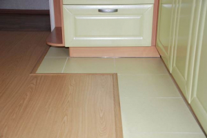 Как заделать стык ламината и плитки на кухне? 15 примеров с фото