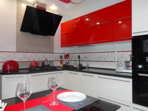 Угловая красно-белая глянцевая кухня с черной столешницей 9 кв.м