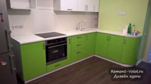 Бело-зеленая угловая кухня 10 кв.м с белой столешницей, мойкой и смесителем. Фото от производителя в Ногинске