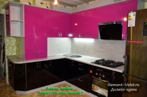 Розовая кухня 15 кв. м с барной стойкой и газовой колонкой в Смоленске