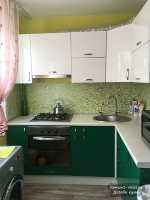 Дизайн зеленой кухни 5,5 кв. м со стиральной машиной и фартуком мозаикой
