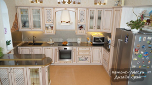 Кухня-столовая в классическом стиле с барной стойкой в частном доме (9 фото)