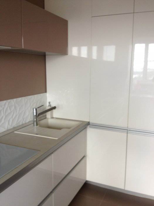 Дизайн белой глянцевой кухни 10 кв.м в 1-комнатной квартире