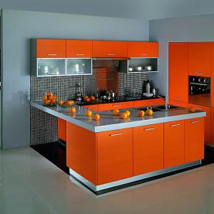 Матовая оранжевая кухня с серым плиточным полом