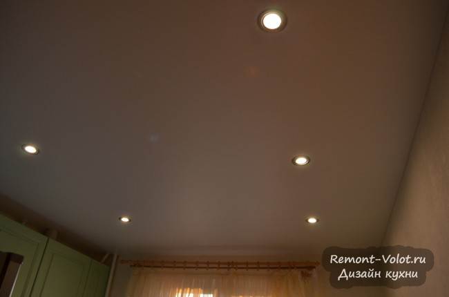 Белый матовый натяжной потолок со встроенными светильниками на кухне