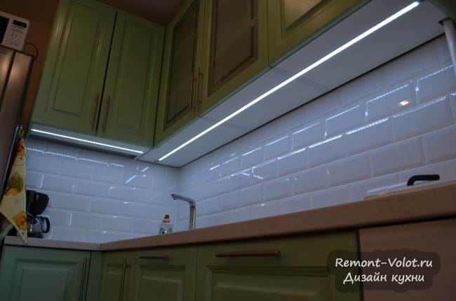 Светодиодная лента подсветка под верхними шкафами на кухне