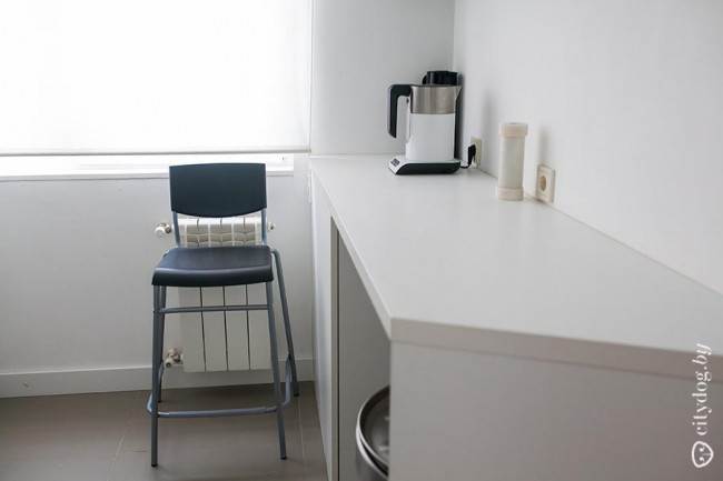 Узкий стол на белой кухне