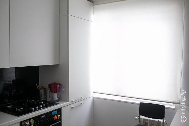 Белые рулонные шторы на кухне