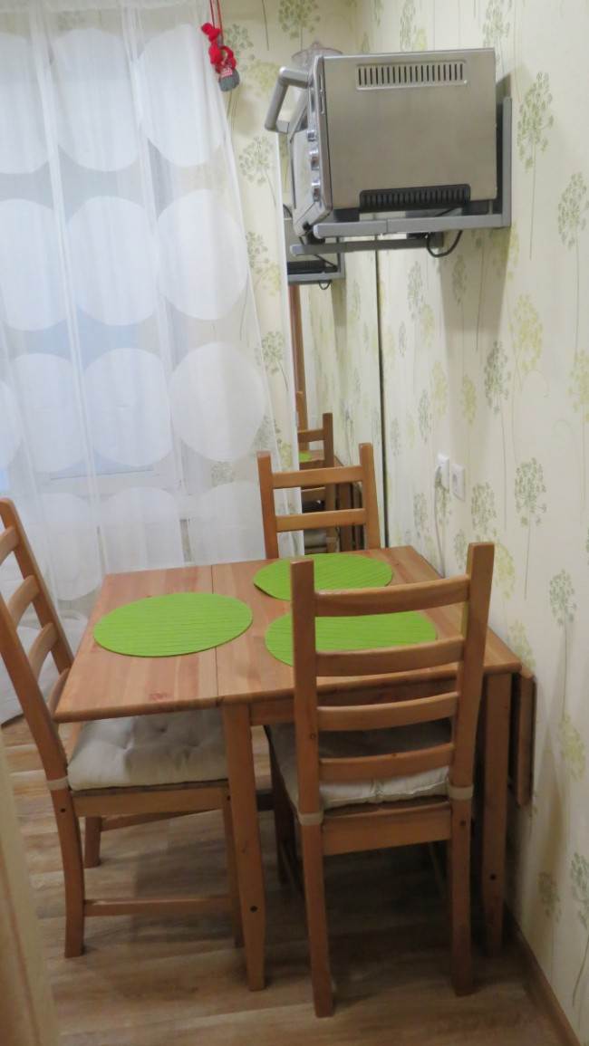 Стол-трансформер и стулья на кухне