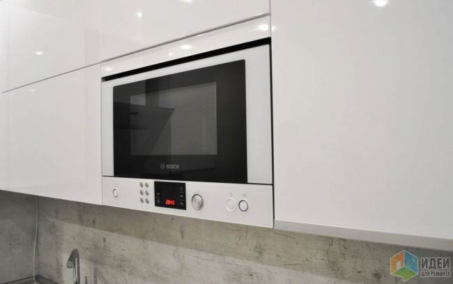 Встроенная микроволновая печь на кухне