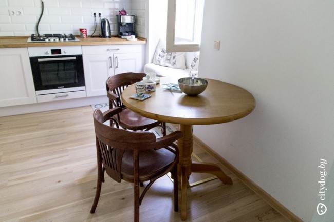Круглый деревянный стол на кухне
