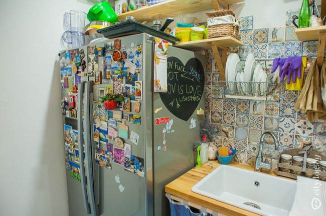 Двухсекционный холодильник на прямой кухне под дерево