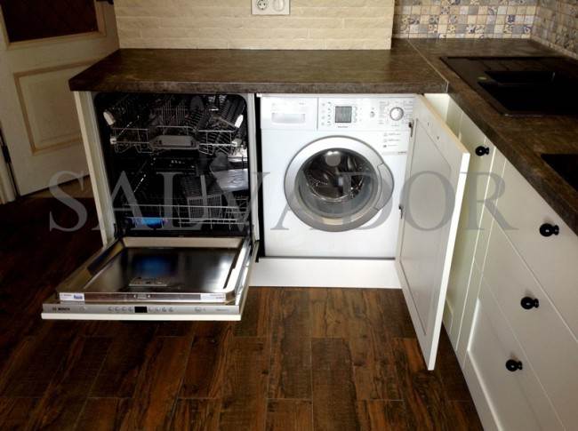 Посудомойка и стиральная машина на кухне