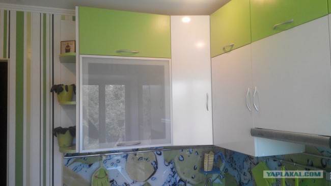 Бело-зеленые фасады на кухне