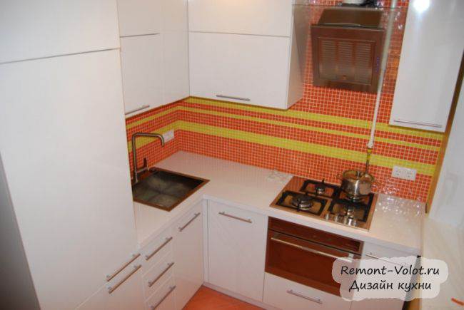 Белая кухня с фартуком из мозаики