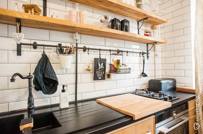 Керамика на угловой кухне с элементами кантри-стиля в квартире-студии площадью 32 кв. м