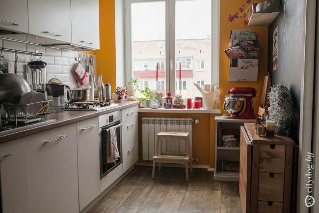 Дизайн прямой белой кухни со складной обеденной зоной и деревянным полом на 7,5 кв. м