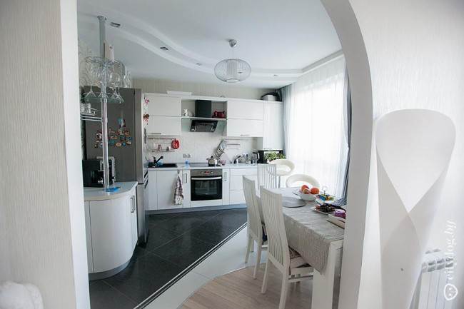 Минимализм в дизайне белой кухни на 12 кв. м