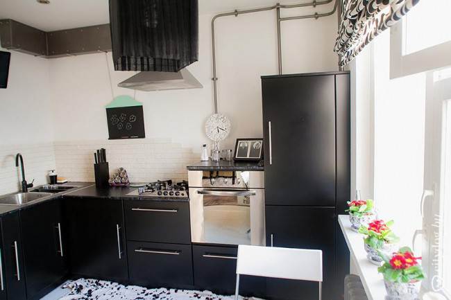 Угловой дизайн кухни в черном цвете на 9,3 кв. м без верхних модулей
