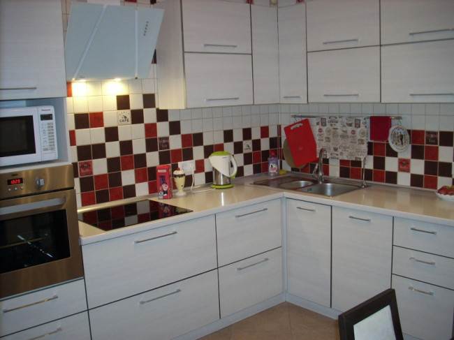 Белая кухня с фартуком из плитки в шахматном порядке