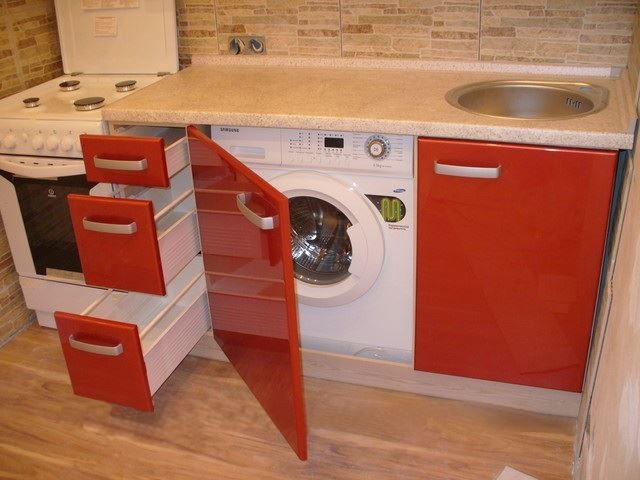 Лаконичный дизайн кухни на 6 кв. м. с холодильником и стиральной машиной