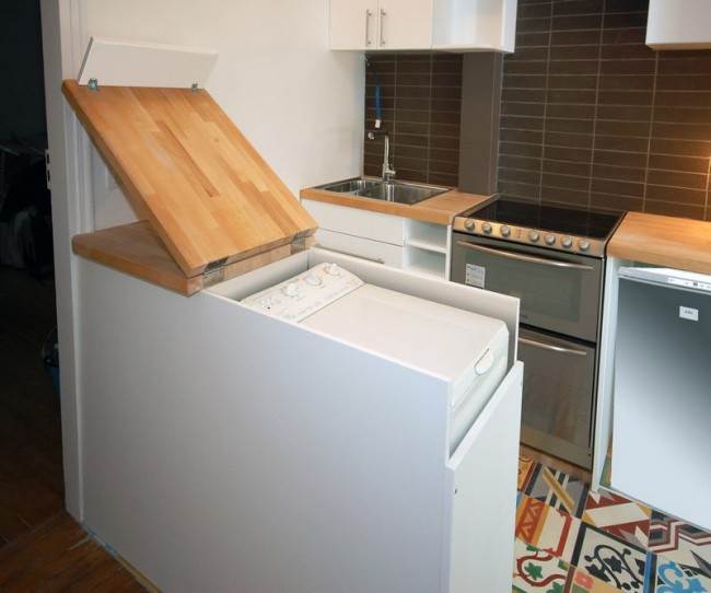 Стиральная машина с вертикальной загрузкой, встроенная под столешницу на кухне