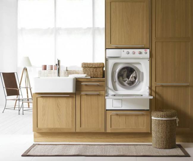 Тумба-шкаф позволяет организовать удобные условия для загрузки вещей в стиральную машину