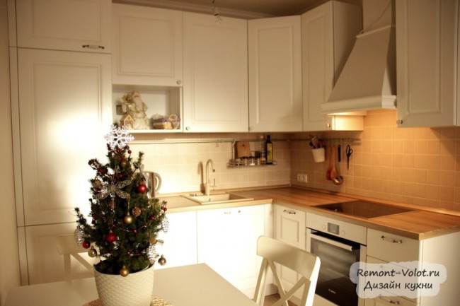 Неоклассический стиль на белой кухне с деревянной столешкой
