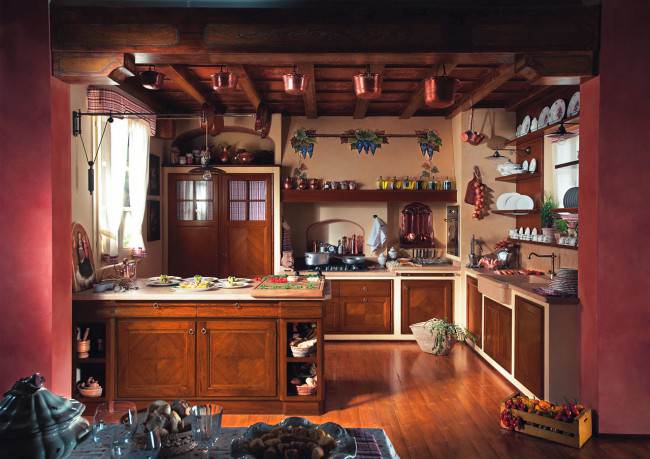 Итальянская кухня с деревянными балками на потолке