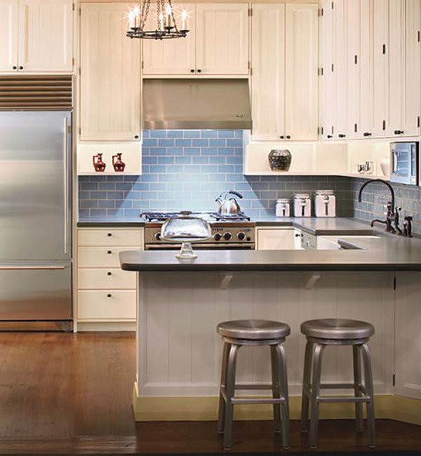 Голубая плитка кабанчик в интерьере кухни