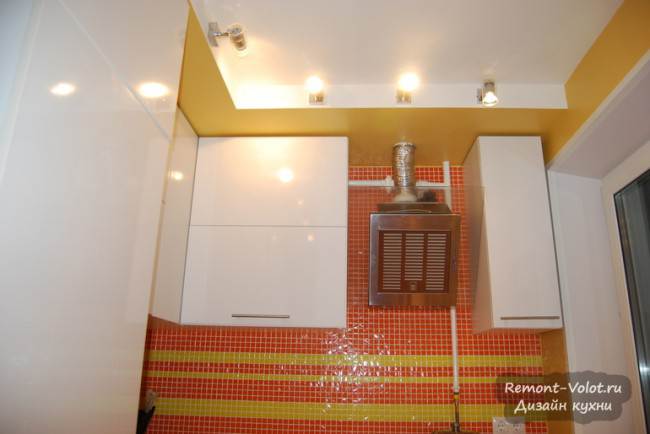 Желтый потолок из гипсокартона на кухне