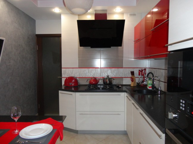 Красно-белая кухня с двухуровневым потолком из гипсокартона