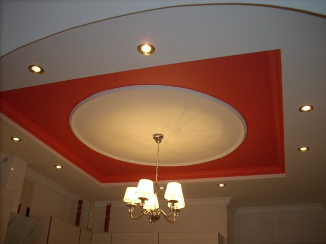 Многоуровневый потолок из гипсокартона на просторной кухне