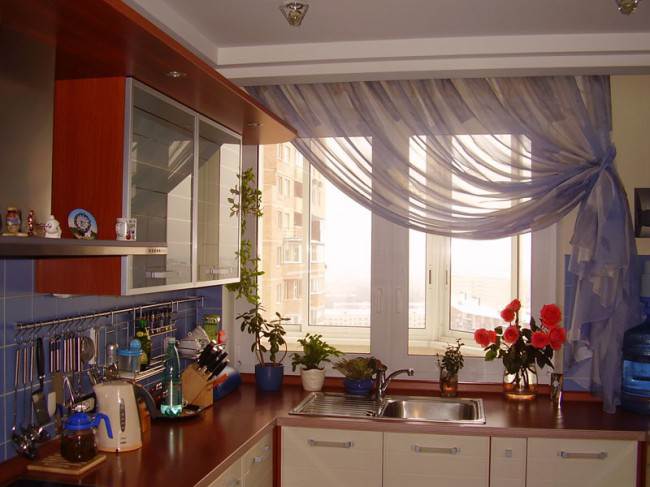 Современная кухня с короткими шторами