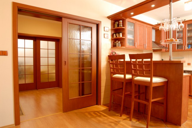 Дверь со стеклом между кухней и коридором
