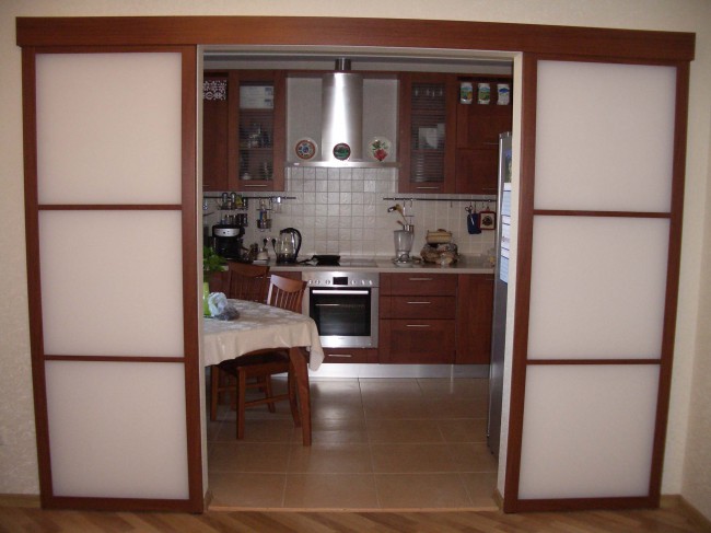 Двери раздвижные между кухней и гостиной