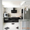 Дизайн угловой черно-белой кухни 8 кв.м, совмещенной с гостиной (8 фото)