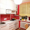 Дизайн белой кухни 7 кв.м с красными обоями (9 фото)
