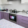 Фиолетовая глянцевая кухня 9 кв.м (13 фото)