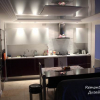Дизайн глянцевой фиолетовой кухни 10 кв.м + гостиная (27 фото)