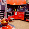 Современная оранжевая кухня  12 кв.м с черным фартуком (13 фото)