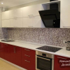 Глянцевая красно-белая кухня со скинали с фотопечатью