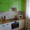 Зелено-белая кухня 10 кв.м. со стильной обеденной зоной